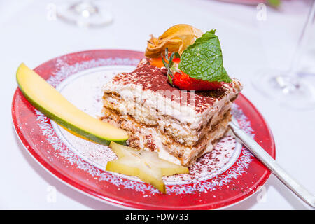 Tiramisù italiani con frutta Foto Stock