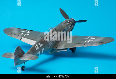 Messerschmitt Bf109G-10 Erla, Luftwaffe marcature. 1:32 fine modello in scala su blu di sfondo per studio. Foto Stock