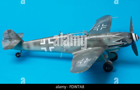 Messerschmitt Bf109G-10 Erla, Luftwaffe marcature. 1:32 fine modello in scala su blu di sfondo per studio. Foto Stock
