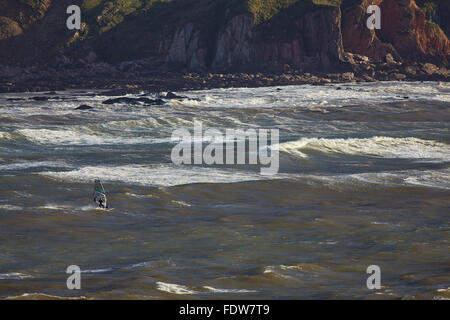 Gli appassionati di windsurf in tempesta surf a Bigbury-on-Sea, Devon, Gran Bretagna. Foto Stock