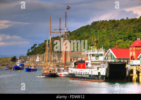 Barche e yacht a molo nord nella città di Oban seafront.Oban,Argyll. Foto Stock