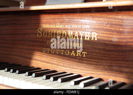 Pianoforte con chiavi e foglio di musica con note Foto Stock