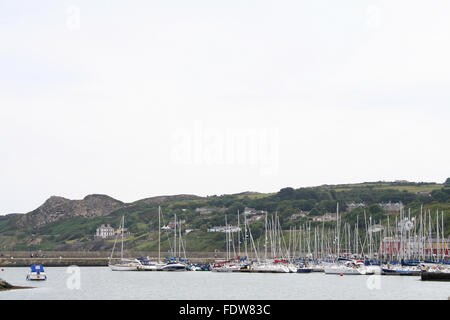 Il mare e le barche e il porto vicino a Dublino Foto Stock