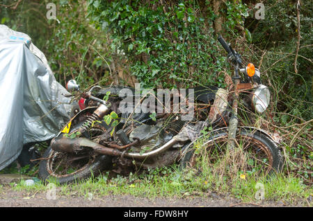 Vecchio arrugginito moto Kawasaki. Foto Stock