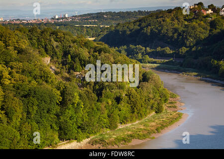 Il fiume Avon che scorre attraverso la Avon Gorge verso Avonmouth nella distanza, Bristol, Gran Bretagna. Foto Stock