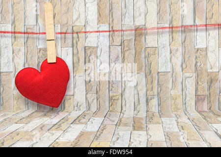 Rosso a forma di cuore sulla pietra segno di sfondo per amore e san valentino giorni. Foto Stock