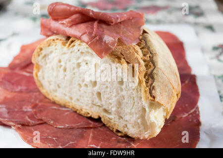 Fetta di pane fatto in casa con la bresaola Foto Stock