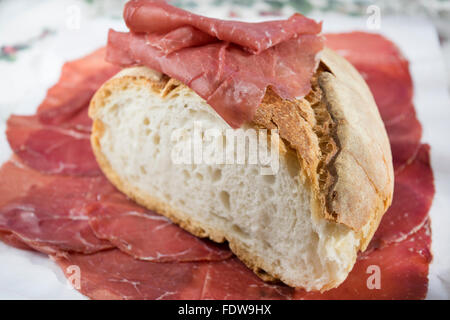 Fetta di pane fatto in casa con la bresaola Foto Stock