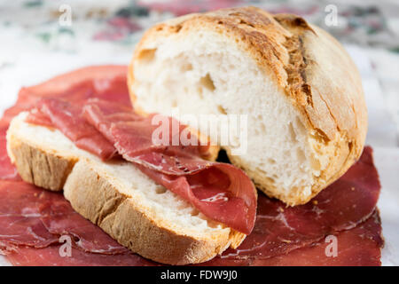 Fetta di pane fatto in casa con la bresaola Foto Stock