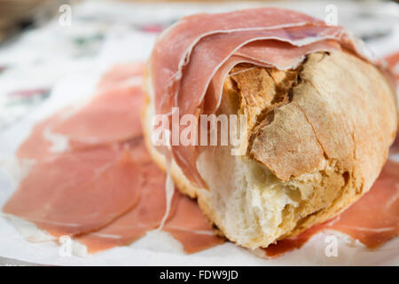 Il prosciutto di San Daniele prosciutto crudo e pane fatto in casa Foto Stock