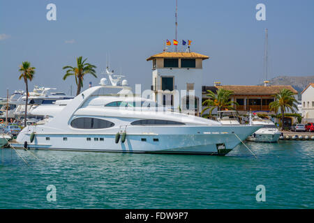 Yacht ormeggiati nel porto di Alcudia marina su una soleggiata giornata estiva in luglio Foto Stock