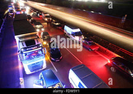 Camion e automobili in coda durante un ingorgo sull'autostrada A9 Wiedemar vicino a Berlino, Germania, 25 gennaio 2016. Foto: Jan Woitas/dpa Foto Stock