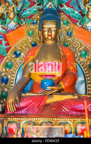 Statua all'interno di un tempio buddista, Shuzheng villaggio tibetano, Jiuzhaigou Parco Nazionale, nella provincia di Sichuan, in Cina Foto Stock