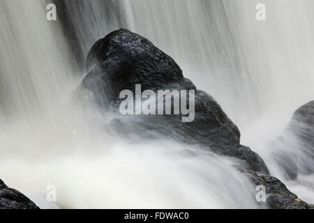 Magnifiche speke's mill bocca cascata, a cascata verso il basso Rupi costiere vicino hartland Quay, vicino a Bideford, North Devon, Gran Bretagna. Foto Stock