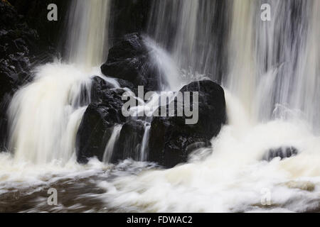 Magnifiche speke's mill bocca cascata, a cascata verso il basso Rupi costiere vicino hartland Quay, vicino a Bideford, North Devon, Gran Bretagna. Foto Stock