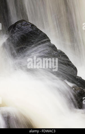 Magnifiche speke's mill bocca cascata, a cascata verso il basso Rupi costiere vicino hartland Quay, vicino a Bideford, North Devon, Gran Bretagna. Foto Stock