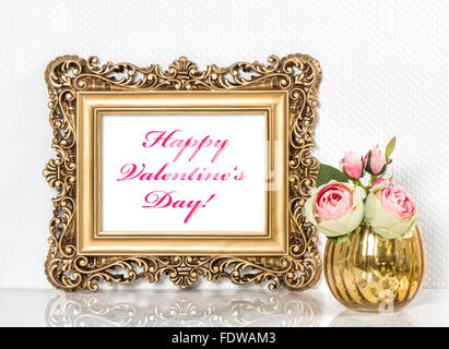 Golden picture frame e rose fiori. Buon San Valentino! Foto Stock