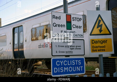 Un treno che passa un pedone senza equipaggio incrocio ferroviario vicino a Hertford stazione Est a Hertfordshire Foto Stock