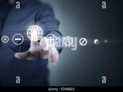 Mano astratto premendo i tasti virtuali sul display touchscreen Foto Stock