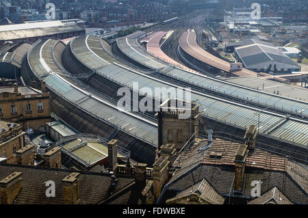 Il tetto curvo di York stazione ferroviaria Foto Stock