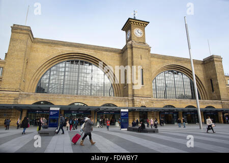 King's Cross Square rigenerazione, 75000sq ft nuovo look di piazza della stazione e la zona circostante, a nord di Londra, England, Regno Unito Foto Stock