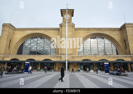 King's Cross Square rigenerazione, 75000sq ft nuovo look di piazza della stazione e la zona circostante, a nord di Londra, England, Regno Unito Foto Stock