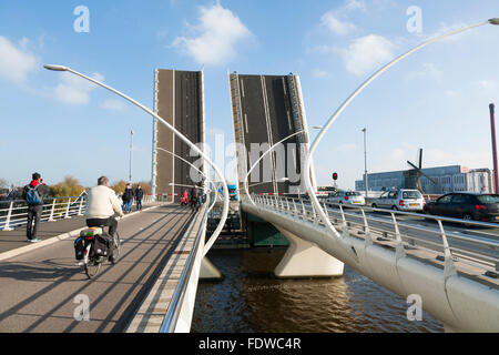 Il Julianabrug Juliana Bridge span / campate si apre per lasciare una nave / barge / nave passa al di sotto. Holland, Paesi Bassi. Foto Stock