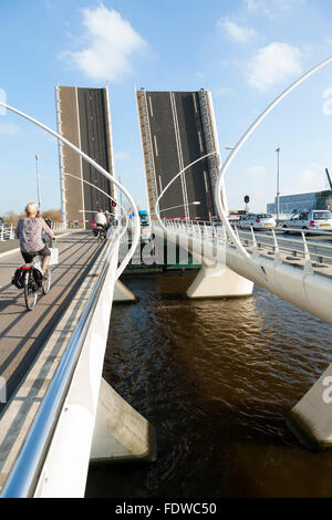Il Julianabrug Juliana Bridge span / campate si apre per lasciare una nave / barge / nave passa al di sotto. Holland, Paesi Bassi. Foto Stock