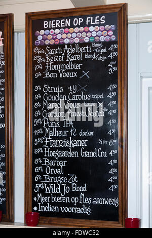 Menu e listino prezzi per le bottiglie di birra / beers sulla lavagna nera in un bar di Zaandijk, nei pressi di Amsterdam, Paesi Bassi. Holland. Foto Stock