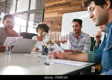 Gruppo multirazziale di gente di affari riunione in ufficio moderno. Azienda Team business plan discutere circa i progressi del progetto. Foto Stock