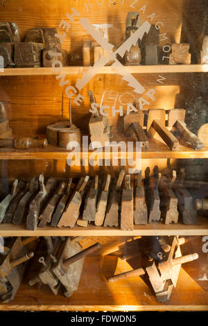 Gli strumenti per la lavorazione del legno all'interno di Het Jonge Schaap (giovani ovini) Segheria / mulini a vento / mulino a vento. Zaanse Schans, Holland, Paesi Bassi Foto Stock