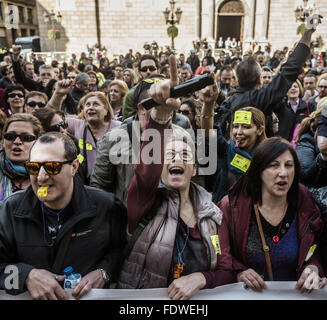 Barcellona, in Catalogna, Spagna. 2° febbraio 2016. Metro la protesta dei lavoratori di fronte a Barcellona del municipio gridando slogan come essi lo sciopero contro le riforme del lavoro Credito: Matthias Oesterle/ZUMA filo/Alamy Live News Foto Stock