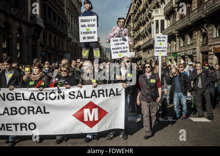 Barcellona, in Catalogna, Spagna. 2° febbraio 2016. Che colpisce i lavoratori della metropolitana gridare slogan come essi marzo trogolo Barcellona protesta riforme del lavoro Credito: Matthias Oesterle/ZUMA filo/Alamy Live News Foto Stock