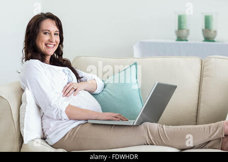 Donna incinta in appoggio sul lettino Foto Stock