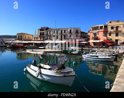 Creta, porto rethymno, barche nel porto veneziano Foto Stock