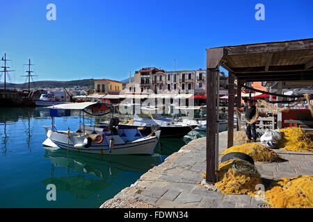 Creta, porto rethymno, barche nel porto veneziano Foto Stock