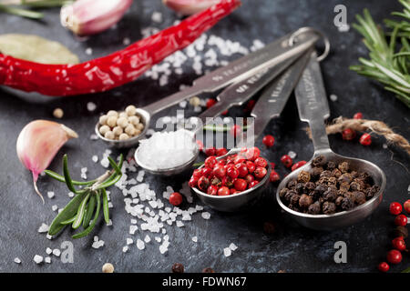 Erbe e spezie nero su sfondo di pietra Foto Stock