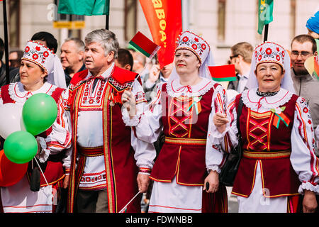 Gomel, Bielorussia - 9 Maggio 2015: Persone in nazionale bielorussa costume popolare partecipano in corteo dedicato alla vittoria da Foto Stock