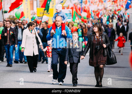 Gomel, Bielorussia - 9 Maggio 2015: le persone che partecipano al corteo dedicato alla vittoria giorno - in occasione del settantesimo anniversario della Vict Foto Stock