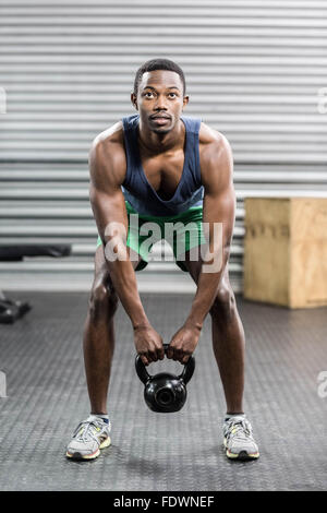 Ritratto di montare l'uomo il sollevamento pesi Foto Stock