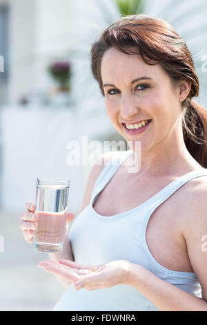 Donna che mantiene un bicchiere di acqua Foto Stock