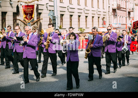 Gomel, Bielorussia - 9 Maggio 2015: Persone da città Brass Band Orchestra che partecipano alla sfilata dedicato alla vittoria giorno - t Foto Stock