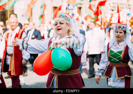 Gomel, Bielorussia - 9 Maggio 2015: Donne in nazionale bielorussa costume popolare partecipano in corteo dedicato alla vittoria al giorno Foto Stock