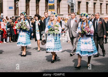 Gomel, Bielorussia - 9 Maggio 2015: Donna in nazionale bielorussa costume popolare partecipano in corteo dedicato alla vittoria al giorno Foto Stock