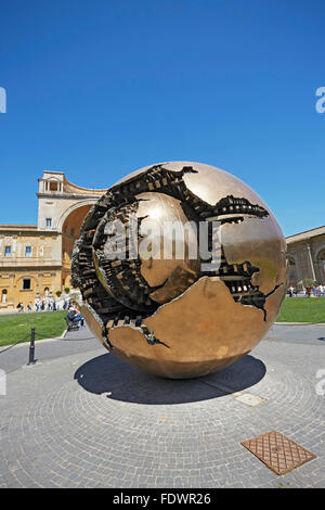 Roma Vaticano Sfera sfera scultura di Pomodoro nel Cortile della Pigna Pt Foto Stock