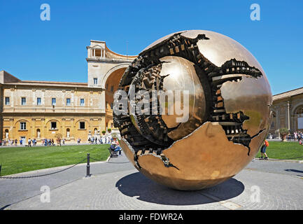 Roma Vaticano Sfera sfera scultura di Pomodoro nel Cortile della Pigna Foto Stock