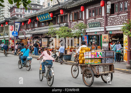 Cina, Shanghai, vivace scena di strada in Old Street di Shanghai, Fangbang Middle Road nella città vecchia di Shanghai Foto Stock