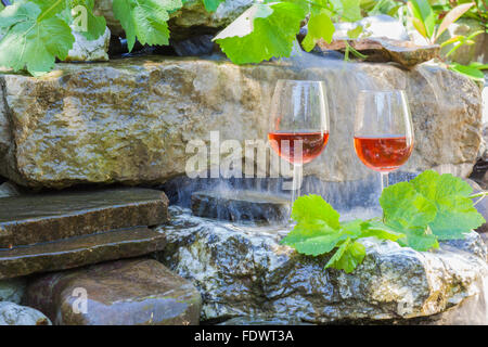 I vini bianchi e rosati nel giardino estivo Foto Stock