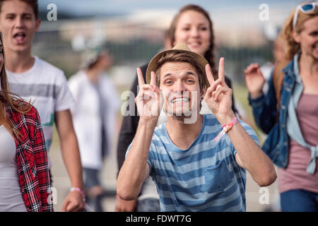 Bella ragazzi ad un festival estivo Foto Stock