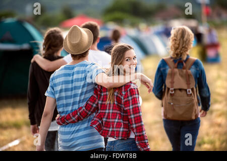 Ragazzi ad un festival estivo Foto Stock